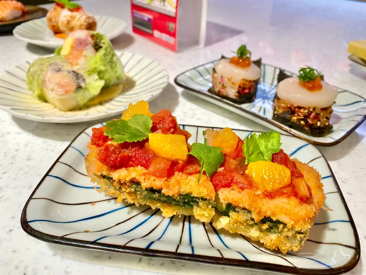 MAGiC TOUCH全新菜色包含「爆汁櫛瓜拿破崙」（前）、「鮮彩干貝壽司」、（右後）、「芥末胡麻海鮮卷」（左後）等。莊偉祺攝