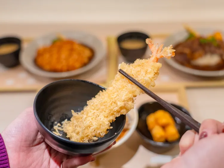 「定食8」今（8日）內用一份定食即可享8元加購炸蝦一次。爭鮮集團提供