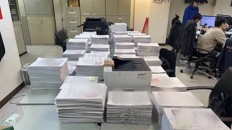海量卷宗堆滿辦公區。警方提供