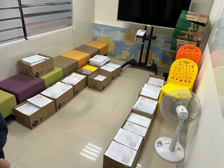 整理完成之卷宗堆滿辦公桌與地板，一箱箱整齊堆疊。警方提供