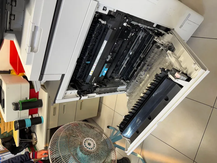 卷宗數量龐大導致影印機過熱，專案人員以電風扇降溫應對。警方提供