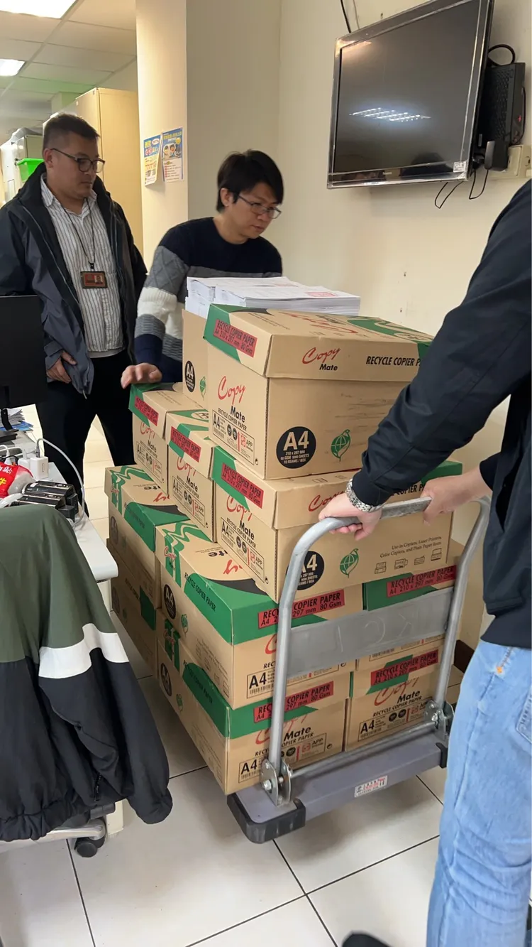 專案人員將卷宗推往地檢署。警方提供