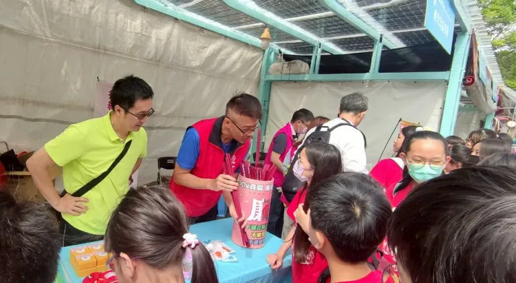 新北消防局政風室主任林三龍主向在場民眾宣導防災、清廉與反詐知識。翻攝畫面