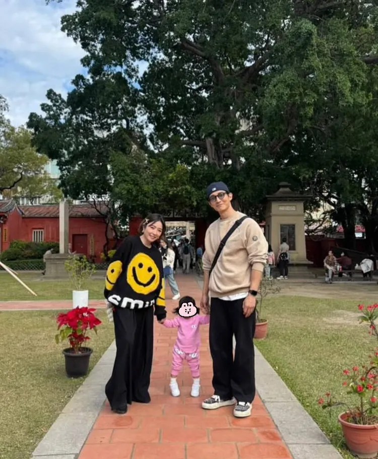 許維恩和王家梁牽著愛女忒忒幸福合照。翻攝自許維恩IG