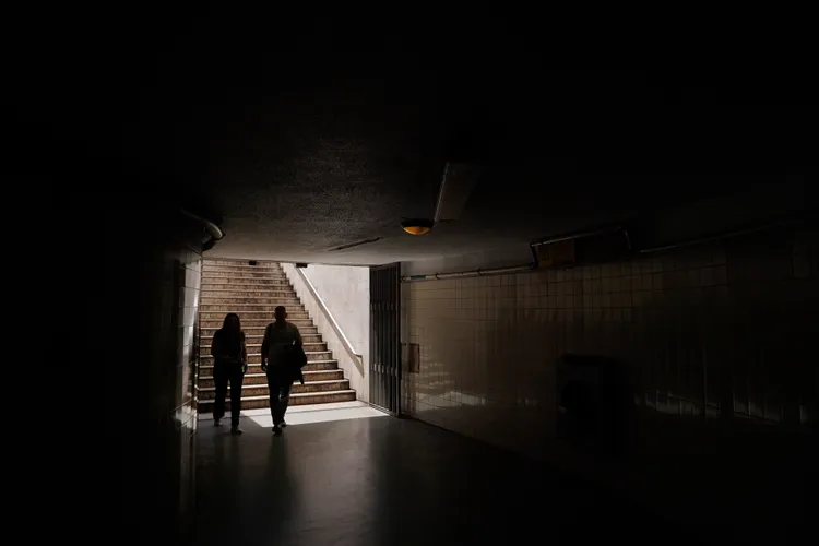 里斯本的地鐵站內也是一片漆黑。路透