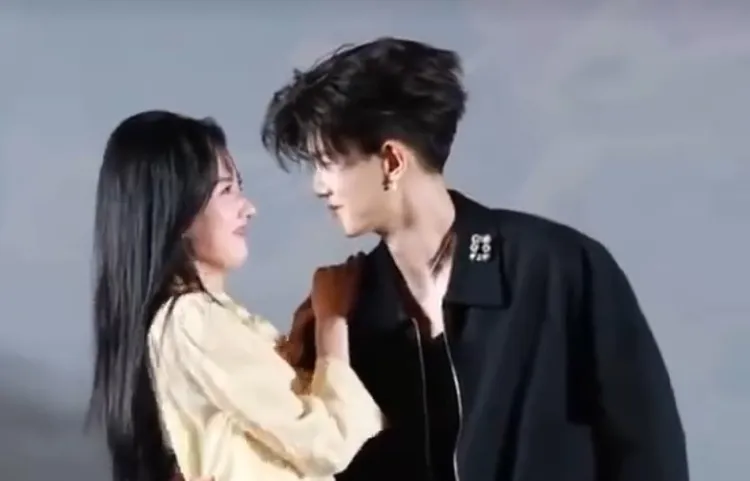 宋祖兒與任嘉倫重現劇中畫面。