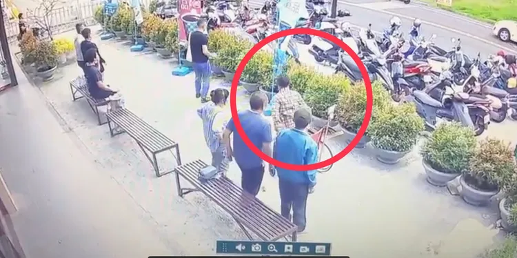 路旁民眾聽到巨響起身查看，連輪椅伯都嚇到「彈起」。翻攝照片