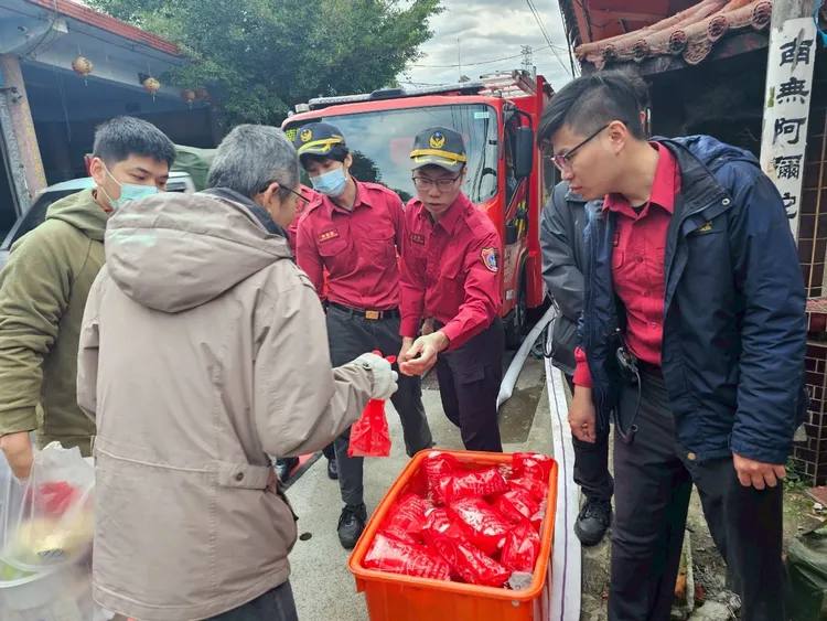 新北市消防局針對轄內搶救不易且具雜草火災潛勢墓地設置警戒駐點，並提供民眾可重複使用的宣導水桶。消防局提供