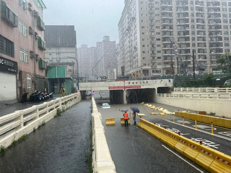 警方拉起封鎖線管制。平鎮警分局提供