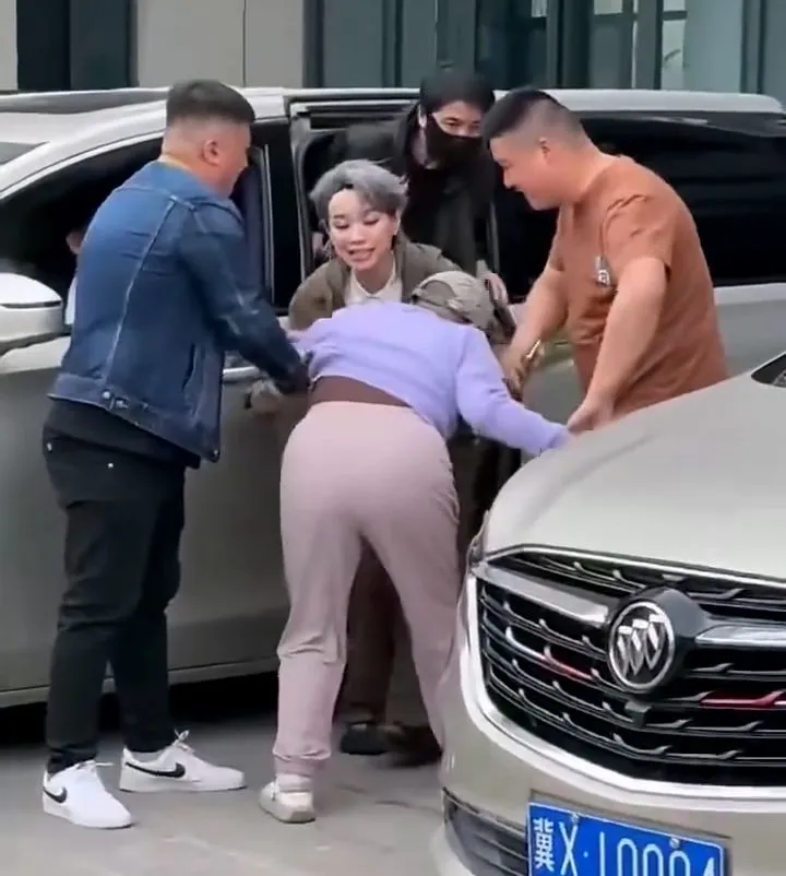 葉童本來坐進車裡，拗不過師奶熱情，下車安撫。翻攝芒果撈智多星微博