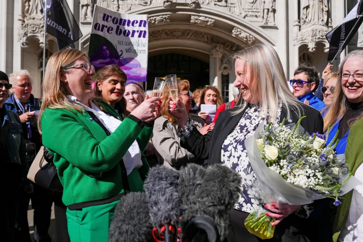 蘇格蘭婦女組織代表舉杯慶祝。路透社