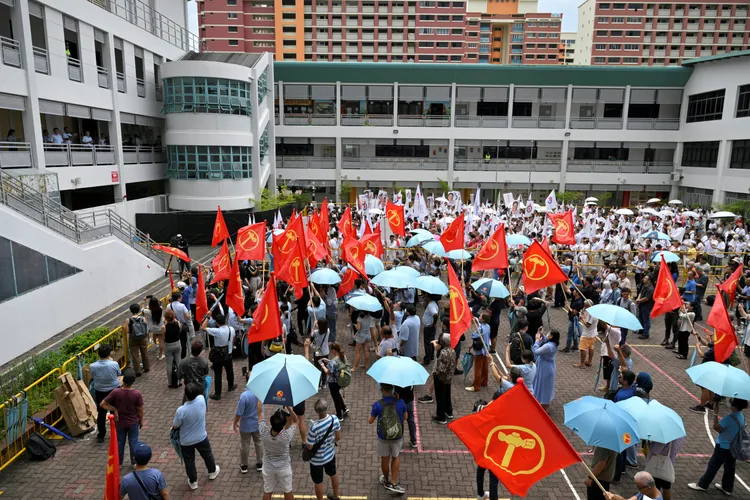 新加坡工人黨支持者參加提名造勢大會。路透社