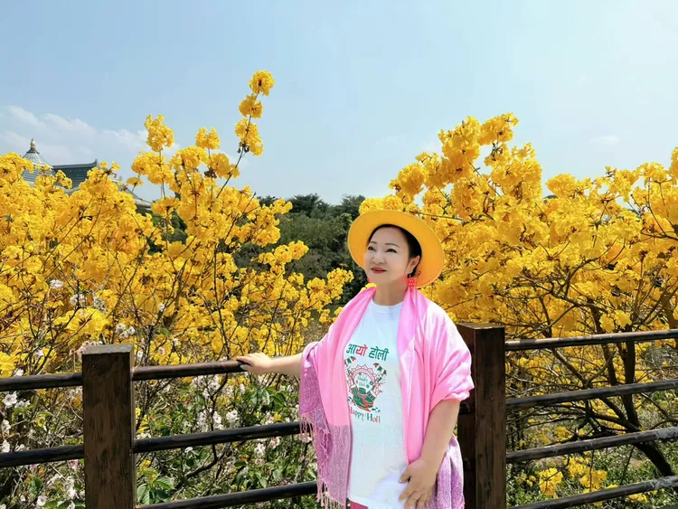 白冰冰在風鈴木美景環繞下唱新歌《歌聲永遠陪伴你》。長興影視提供