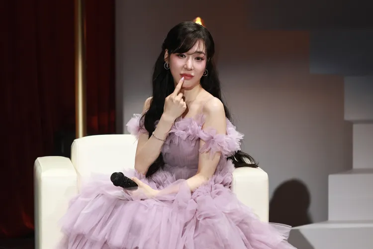 Tiffany擺出各種姿勢給粉絲拍照。彭欣偉攝