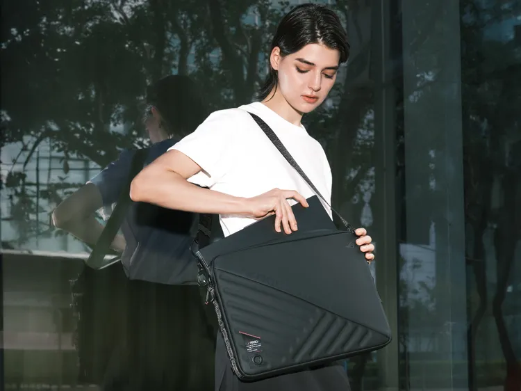 ROG SLASH筆電保護包4.0專為16吋筆電打造。ROG提供