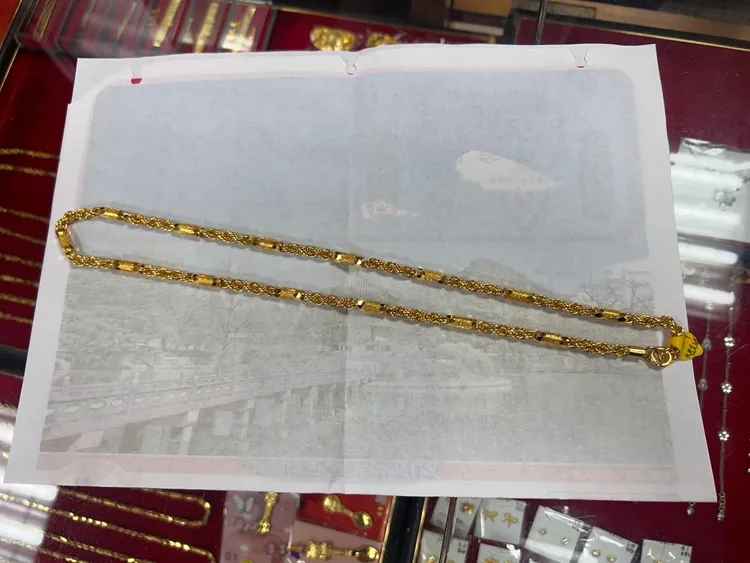 店家拿出金項鍊讓林男挑選，他卻拽了就跑。翻攝照片