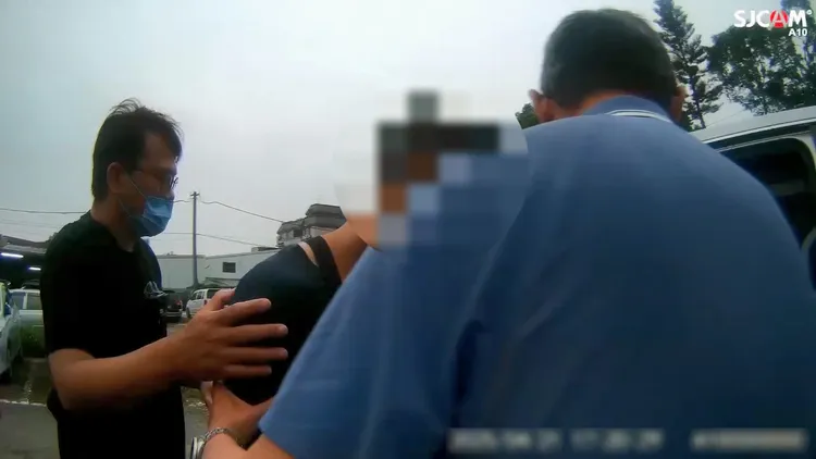 高雄警方21日在新北市將魏嫌查緝到案。翻攝畫面