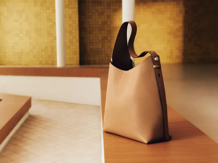 TORY BURCH ROMYHobo肩背包透過柔雅弧度呈現摩登個性。品牌提供