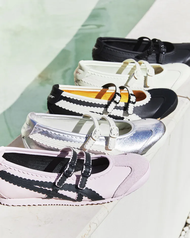 側邊虎爪紋、雙鞋帶皆可看到皮革滾邊蕾絲細節。品牌提供
