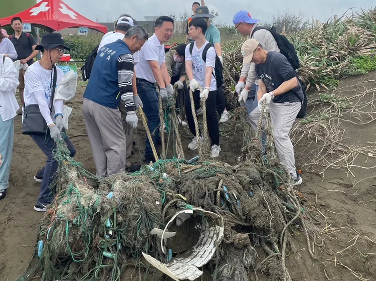 和泰集團偕同公部門長官合力清除廢棄漁網。業者提供
