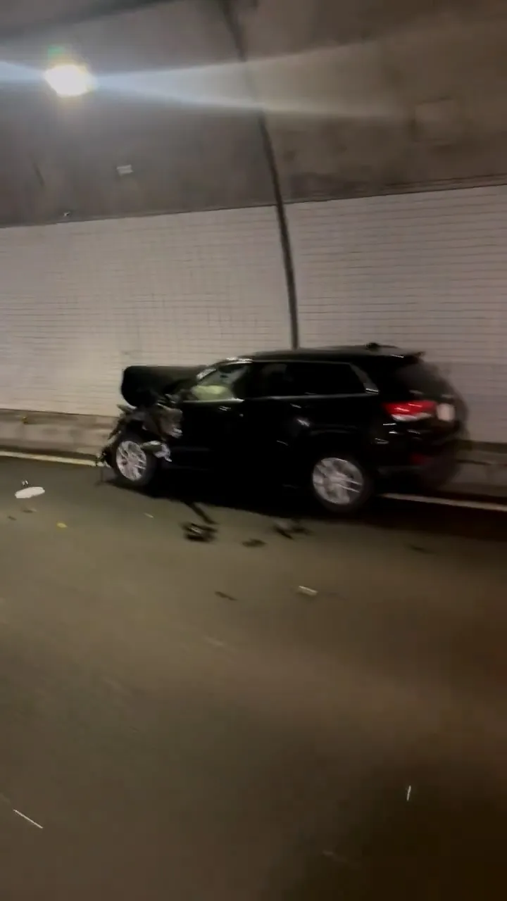 疑似廣末涼子駕駛的轎車撞到車頭全毀。翻攝X