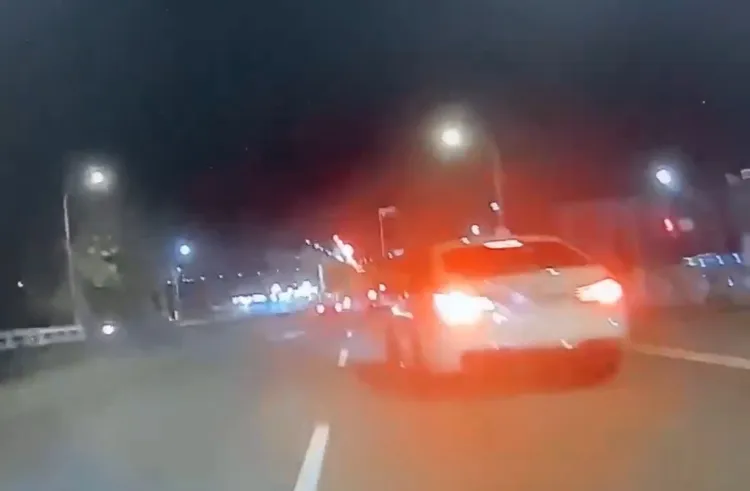 楊男一路狂逃，遇到車陣阻擋仍找縫隙想鑽。翻攝照片