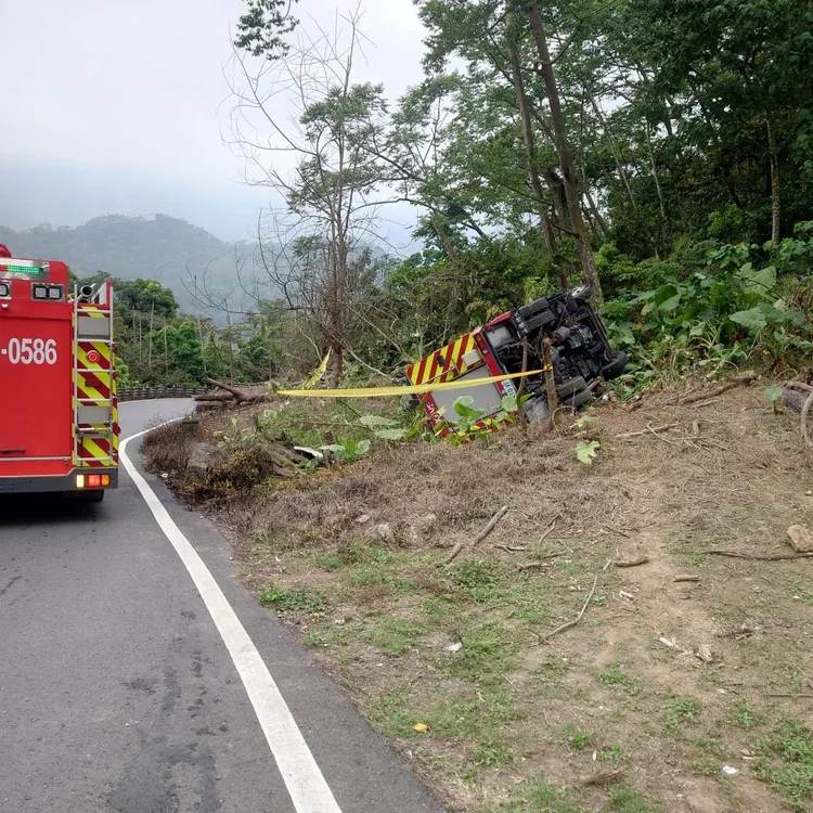 嘉縣番路分隊勤務結束返隊途中，因會車不慎翻落邊坡，所幸2隊員自行脫困，無傷。警方提供