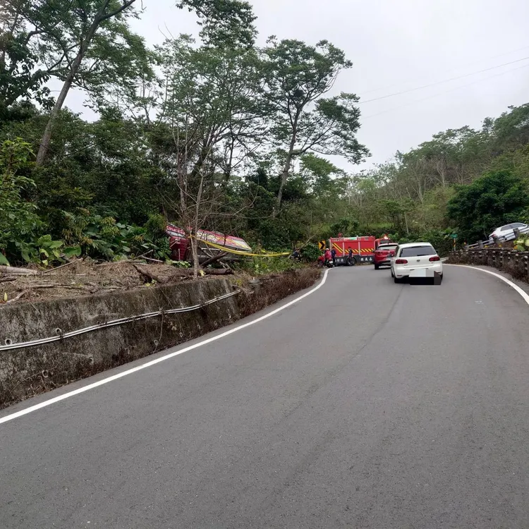 嘉縣番路分隊勤務結束返隊途中，因會車不慎翻落邊坡，所幸2隊員無傷。警方提供