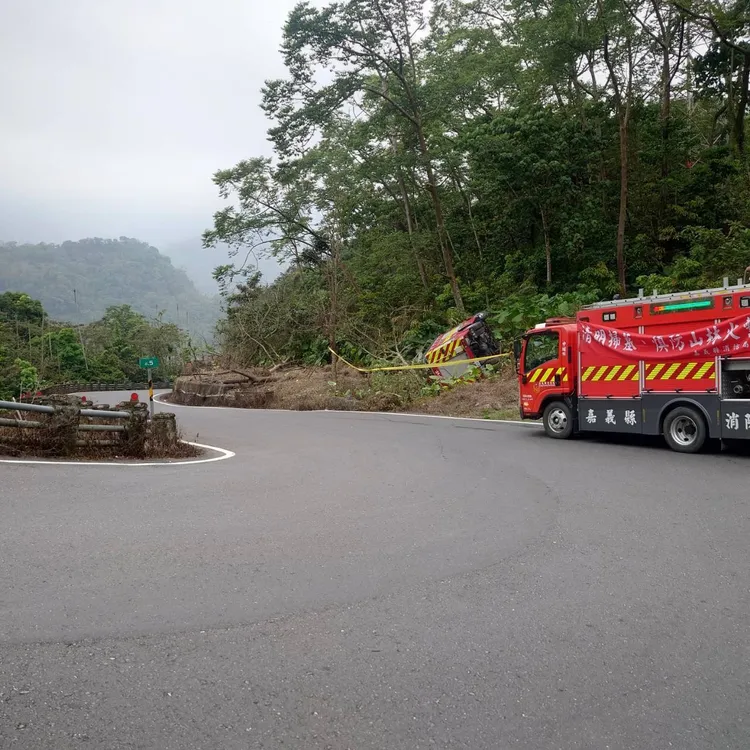 嘉縣番路分隊勤務結束返隊途中，因會車不慎翻落邊坡。警方提供