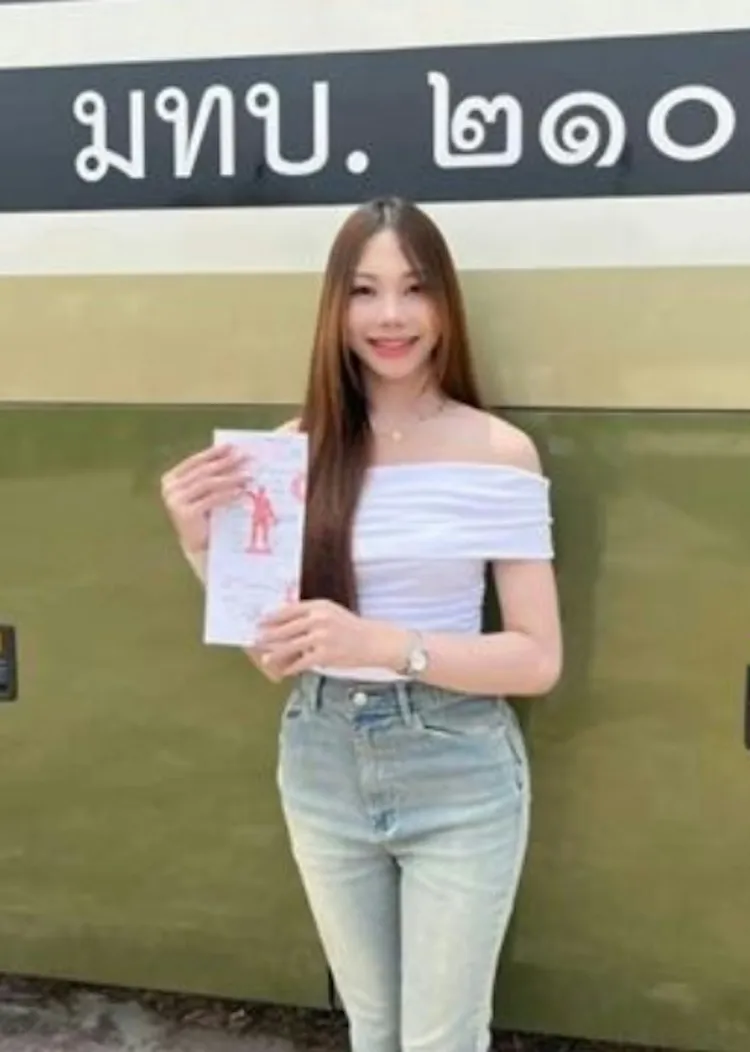 參加徵兵體檢的泰國「準役男」。翻攝NEWS1