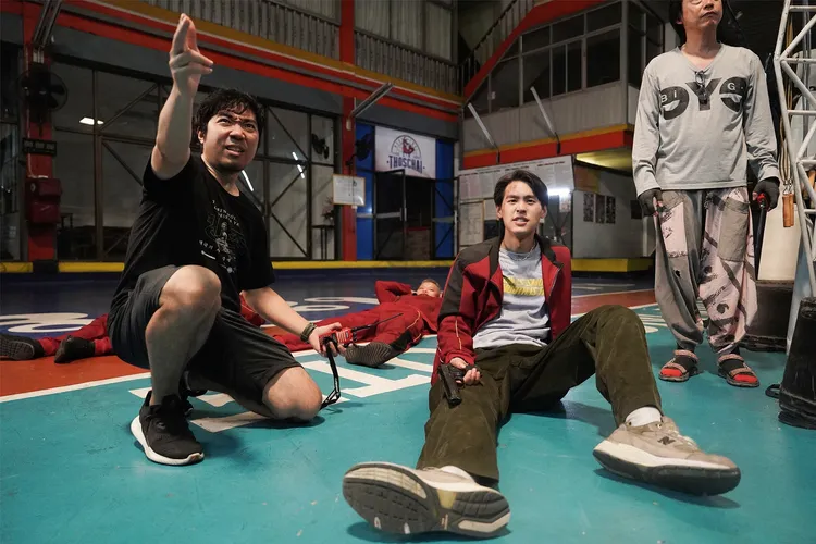 導演查揚諾布普拉寇（左）指導Billkin拍攝動作戲。金盞花大影業提供