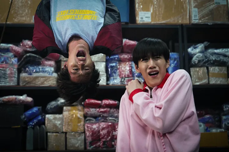 Billkin（左）片中被倒吊，PP看了好心疼。金盞花大影業提供