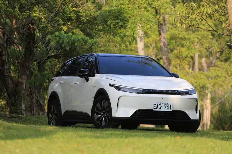 LUXGEN n⁷ 啟動交車已滿周年，總行駛里程已突破1億公里，節能減碳約37座大安森林公園一年碳吸存量、種植約14,000棵樹、減少使用200萬個寶特瓶、250萬包影印紙。林浩昇攝