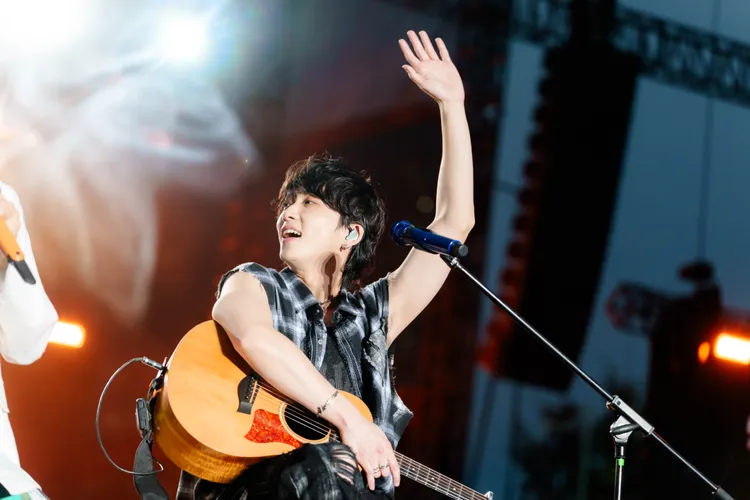 邱鋒澤自彈自唱，才華洋溢。圖／J’s娛樂工廠提供