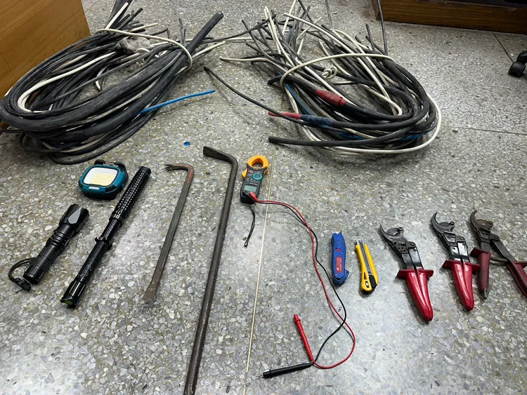 行竊工具與電纜贓物一批。翻攝畫面