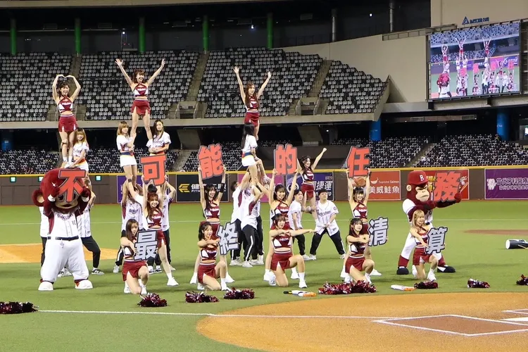 樂天女孩擺出《不可能的任務：最終清算》。彭欣偉攝