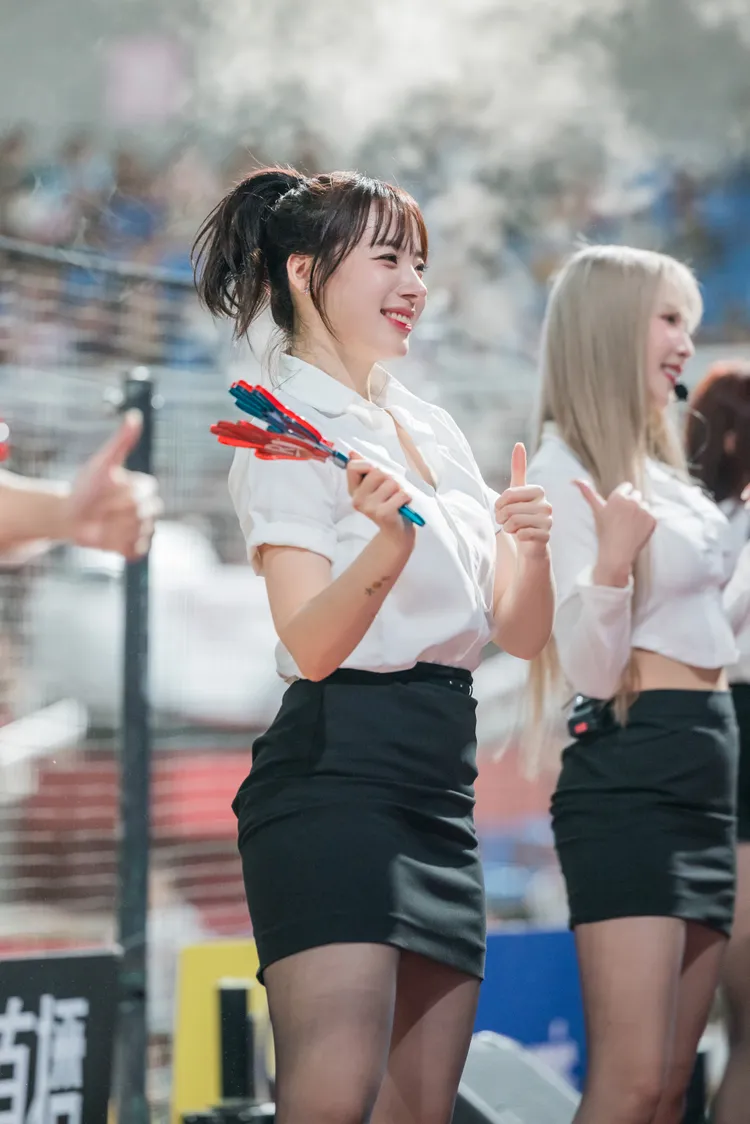 河智媛OL裝扮。樂天桃猿提供