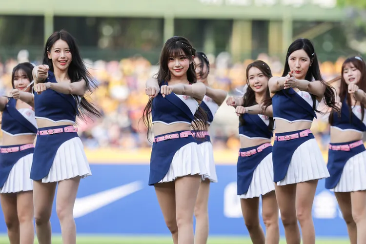 李珠珢（中）為富邦悍將帶來高人氣。 中央社