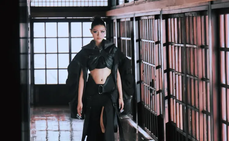 Jasmine Sokko外型搶眼，真實身份更是來自新加坡的創作才女。JFJ Productions提供