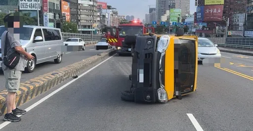 怎麼開車的?小貨車側立路中 男子駕車疑因恍神擦撞安全島