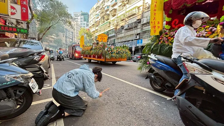 徐巧芯跪拜祈求媽祖。翻攝徐巧芯臉書