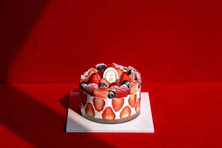 KITCHEN205草莓園蛋糕是以經典的裸感草莓蛋糕為基礎，於上層點綴有如藍寶石般的香甜藍莓，輕薄的蛋糕體與大量的草莓、加上滑順甜美的鮮奶油，三者比例完美、酸甜均衡相互搭配，細緻而香甜的風味讓人一試難忘。台北晶華提供