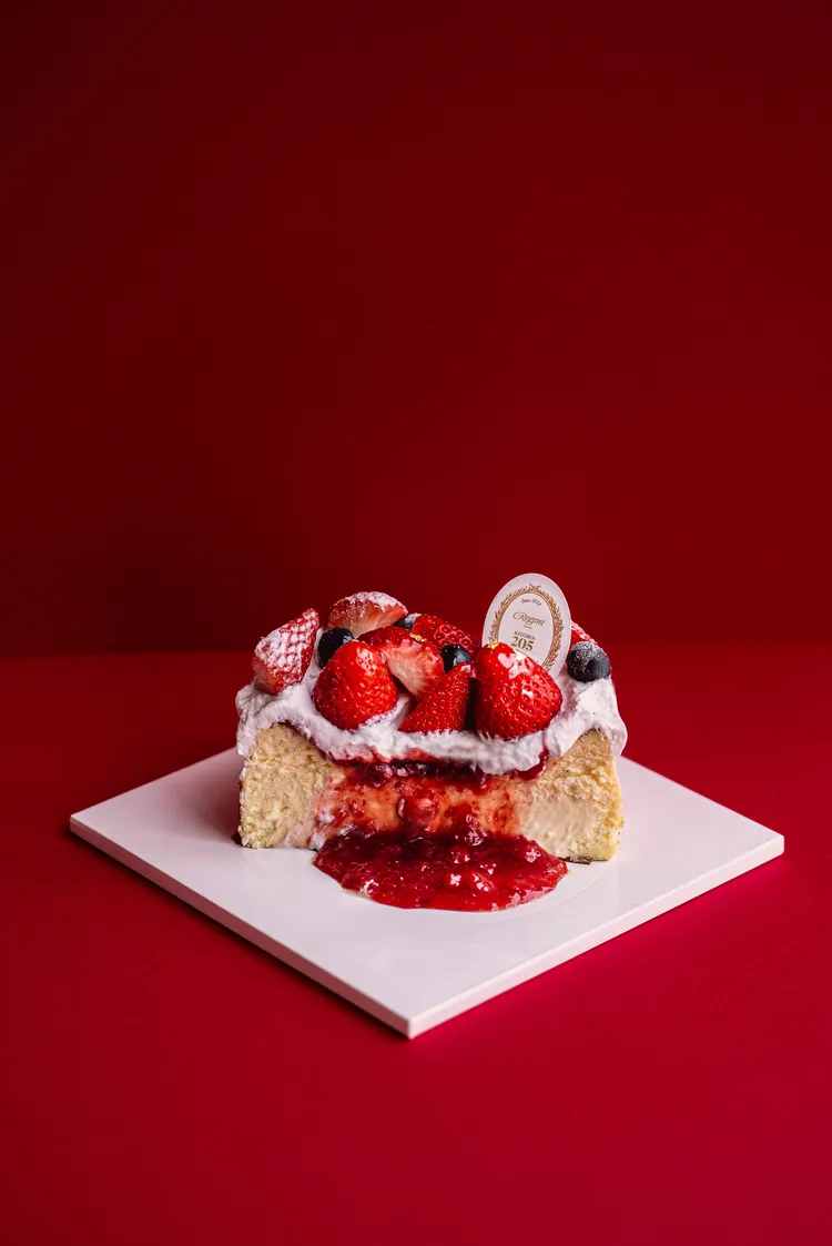 一刀切下莓果爆漿巴斯克蛋糕，上層果醬會如同瀑布般流瀉而下淋滿蛋糕體，之後的每一口都能感受到濃郁與清爽交織的美味，極具視覺和味蕾雙重衝擊，期待能為五月母親節增添更多美味色彩。台北晶華提供