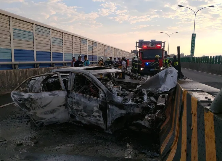 駕駛受困車中，火勢撲滅時已明顯死亡。翻攝照片