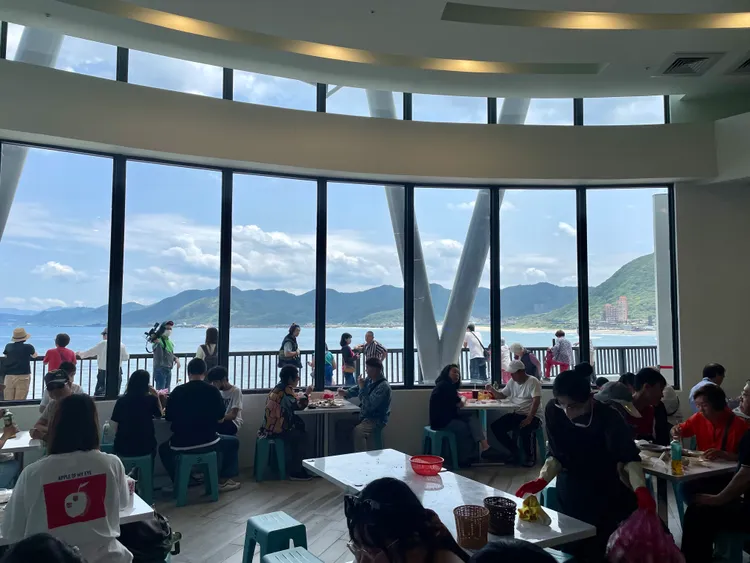 新市集共有2層樓，挑高用餐空間又能眺望海景，讓人心曠神怡。漁業處提供
