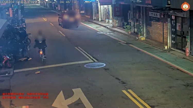 黃男酒後騎腳踏車在大馬路上逆向，相當危險。翻攝畫面