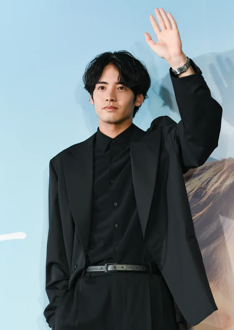 赤楚衛二帥氣揮手打招呼。天馬行空提供