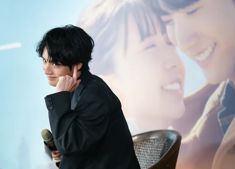 赤楚衛二重現敲耳機橋段。天馬行空提供