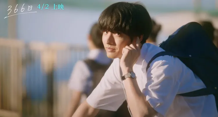 赤楚衛二片中騎腳踏車敲耳機的畫面，電暈不少粉絲。天馬行空提供