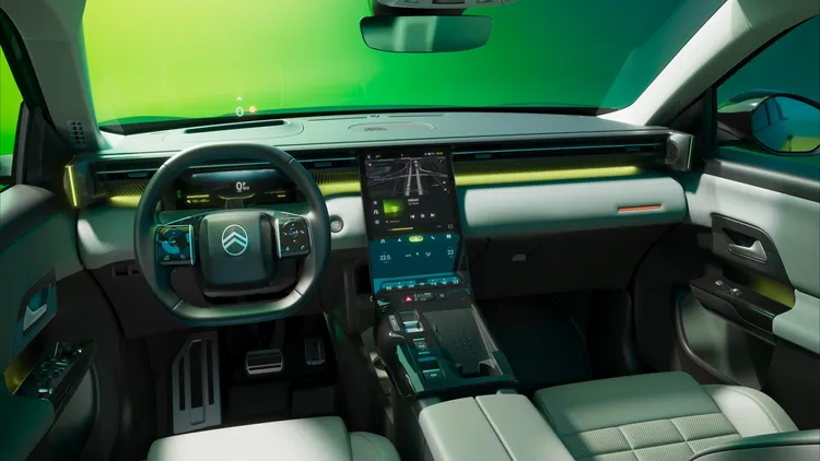 全新 C5 AIRCROSS 配備 STELLANTIS 集團目前尺寸最大的 Waterfall 水瀑式直覺觸控螢幕，不僅操作介面簡潔流暢，視覺層次也更具科技未來感。原廠照片